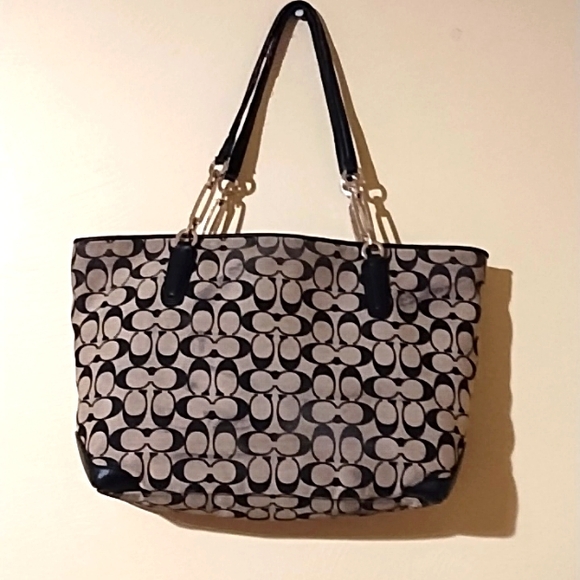 Coach Handbags - WOMEN PURSE COACH.